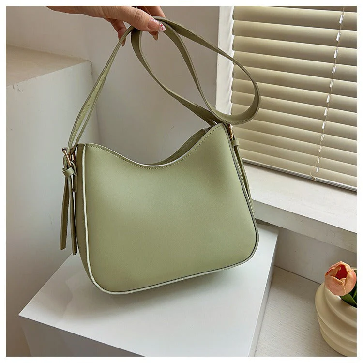 Minimalistische Damen-Umhängetasche aus elegantem veganem Leder - Image 4