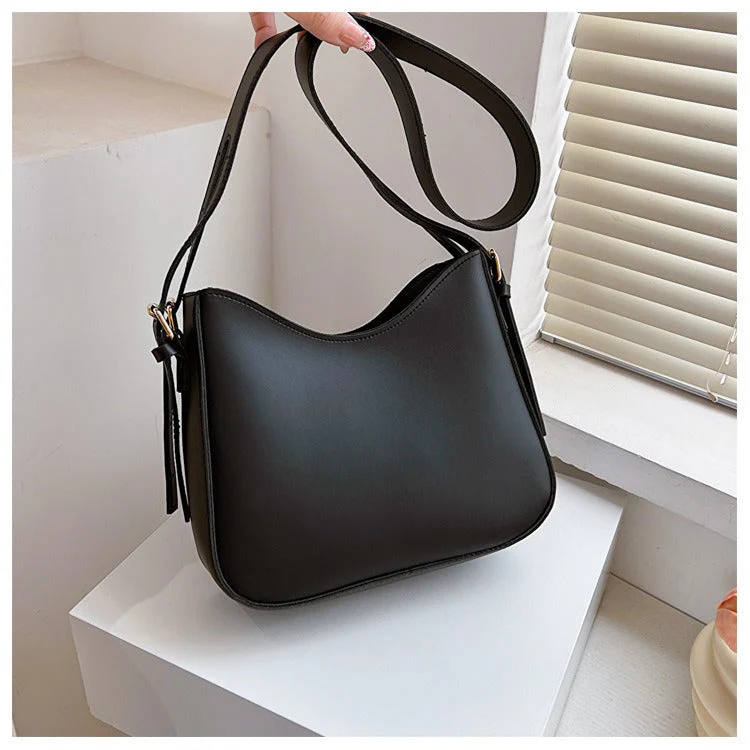 Minimalistische Damen-Umhängetasche aus elegantem veganem Leder - Image 5