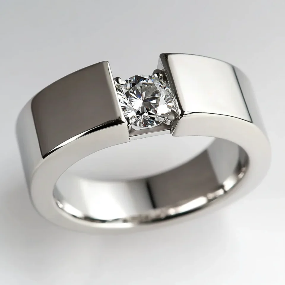 Minimalistischer versilberter Ring mit Vintage-Zirkonia