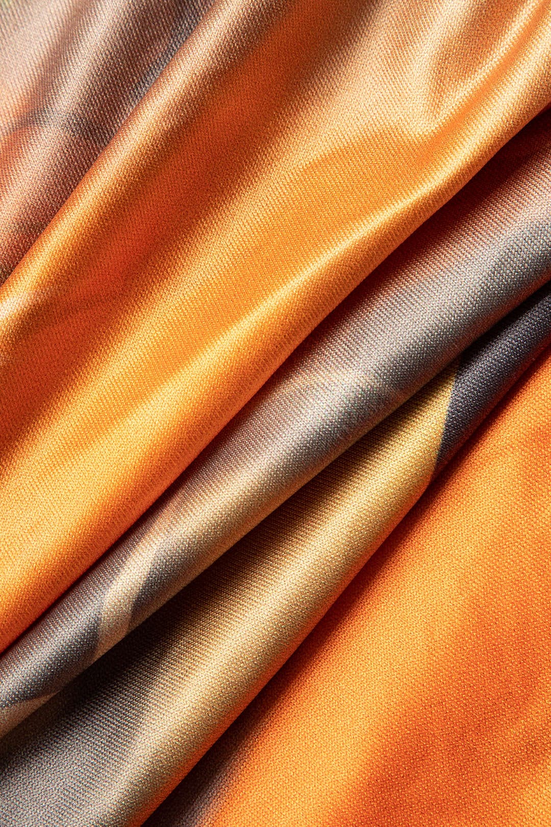 Mira | Asymmetrischer Seitenschlitz Neckholder-Minikleid mit Kunstdruck - Image 3