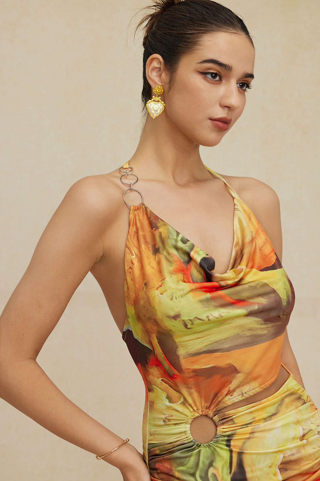 Mira | Asymmetrischer Seitenschlitz Neckholder-Minikleid mit Kunstdruck - Image 9