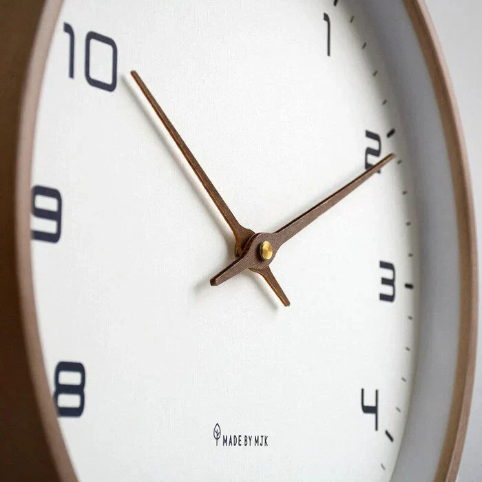 Moderne Holzwanduhr aus Massivholz in Braun und Creme – Große Wanduhren 25x25 cm und 30x30 cm für jedes Zuhause - Image 2