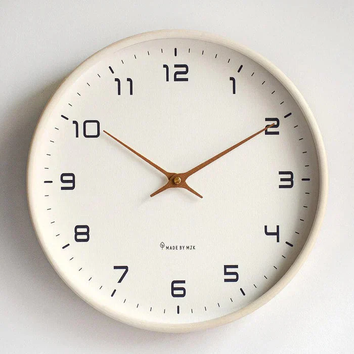 Moderne Holzwanduhr aus Massivholz in Braun und Creme – Große Wanduhren 25x25 cm und 30x30 cm für jedes Zuhause - Image 5