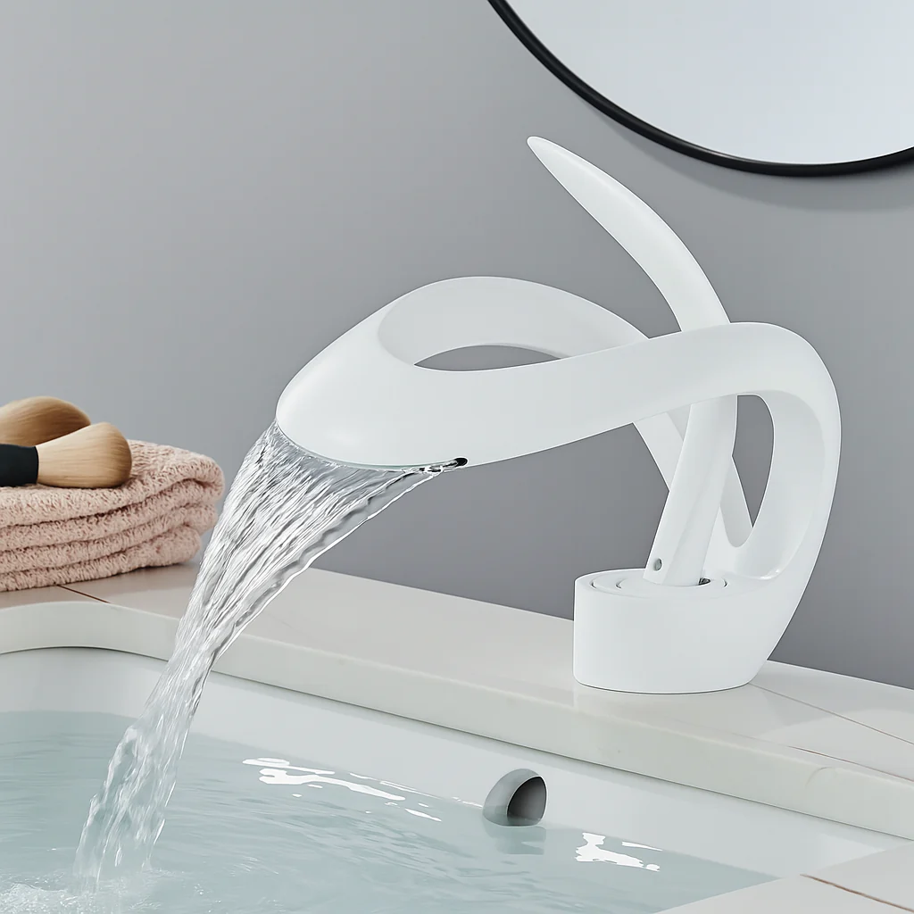 Moderner Wasserfall-Badezimmerhahn – Chrom-Einhebel-Waschtischhahn mit skulpturalem Design - Image 4