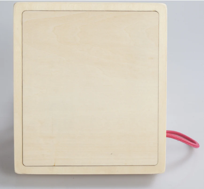 Montessori-Aktivitätsbrett aus Holz für Kinder – Interaktives Sinnesspielzeug mit Lichtern, Knöpfen und Schaltern - Image 2