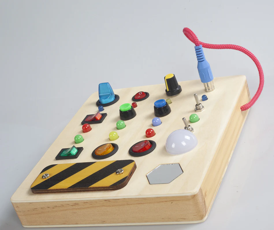 Montessori-Aktivitätsbrett aus Holz für Kinder – Interaktives Sinnesspielzeug mit Lichtern, Knöpfen und Schaltern - Image 3