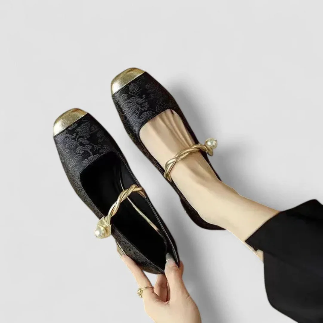 Natascha | Damen Riemen Detail Niedriger Absatz Schuhe - Image 2