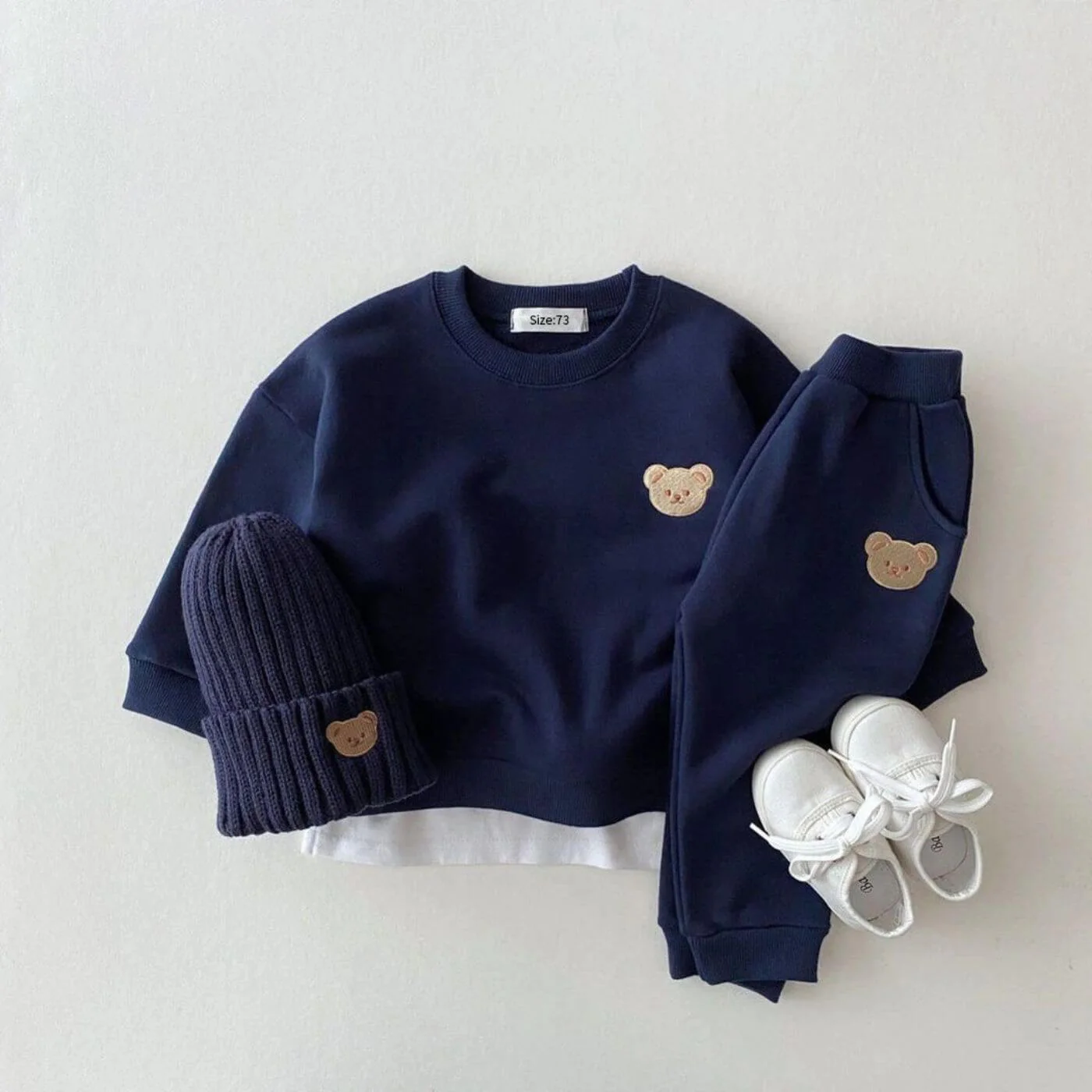 Nika – Süßes Set mit Bärchenpullover und Jogginghose für Kinder - Image 2