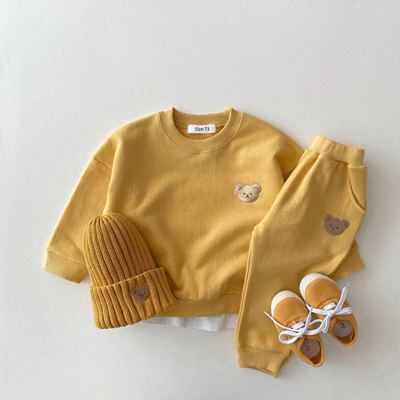 Nika – Süßes Set mit Bärchenpullover und Jogginghose für Kinder - Image 3