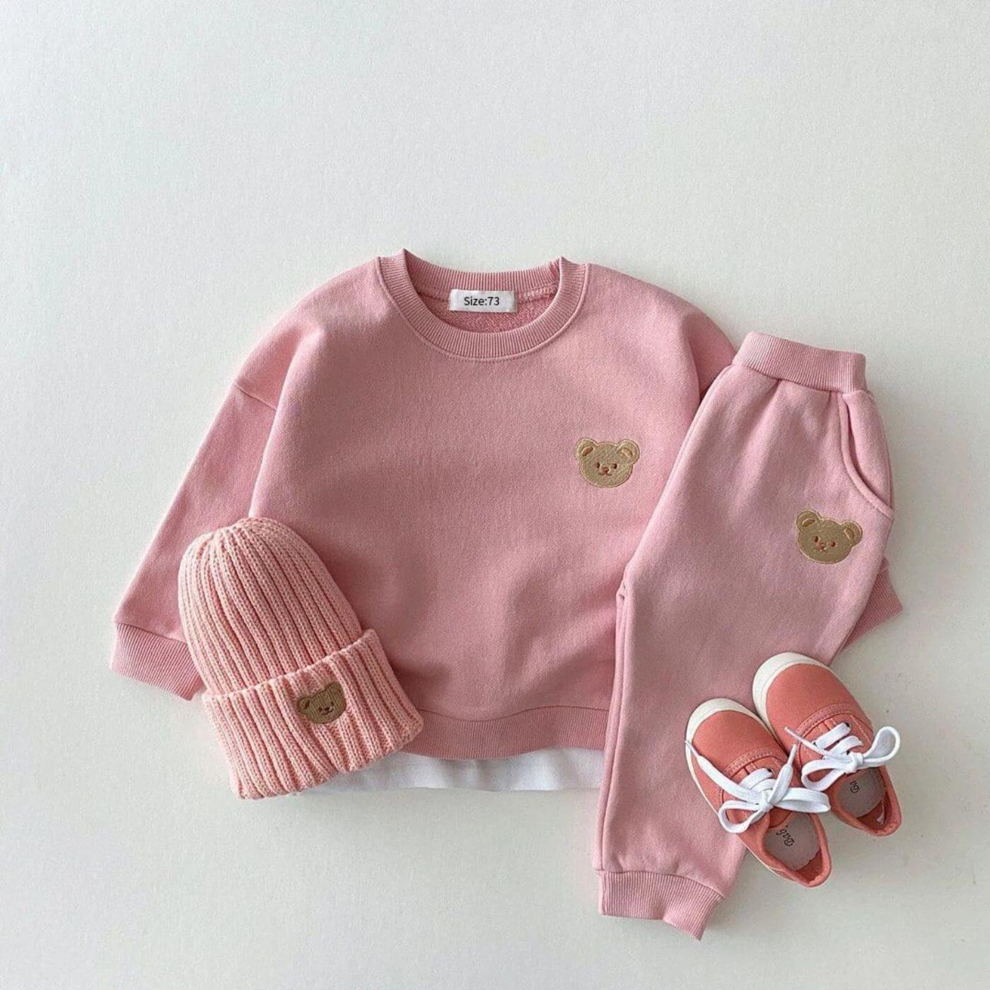 Nika – Süßes Set mit Bärchenpullover und Jogginghose für Kinder - Image 4