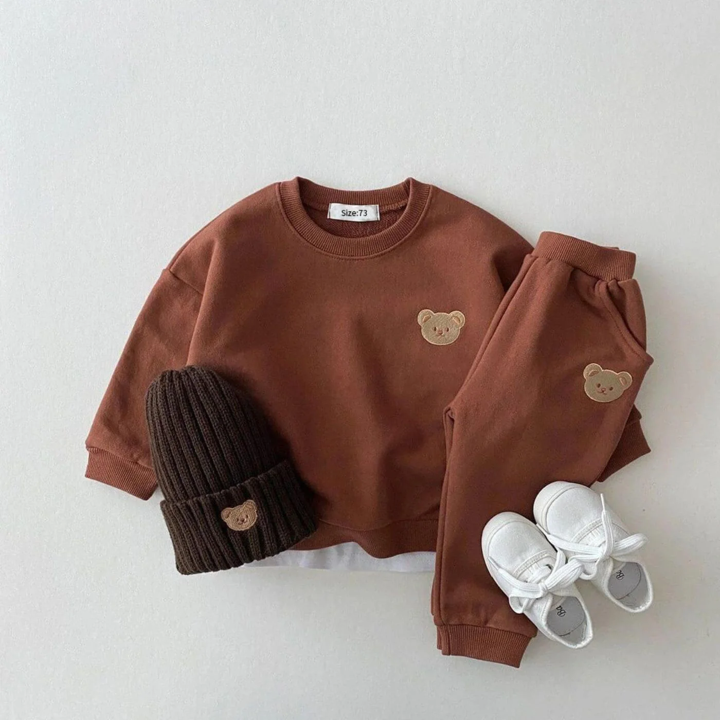 Nika – Süßes Set mit Bärchenpullover und Jogginghose für Kinder - Image 5