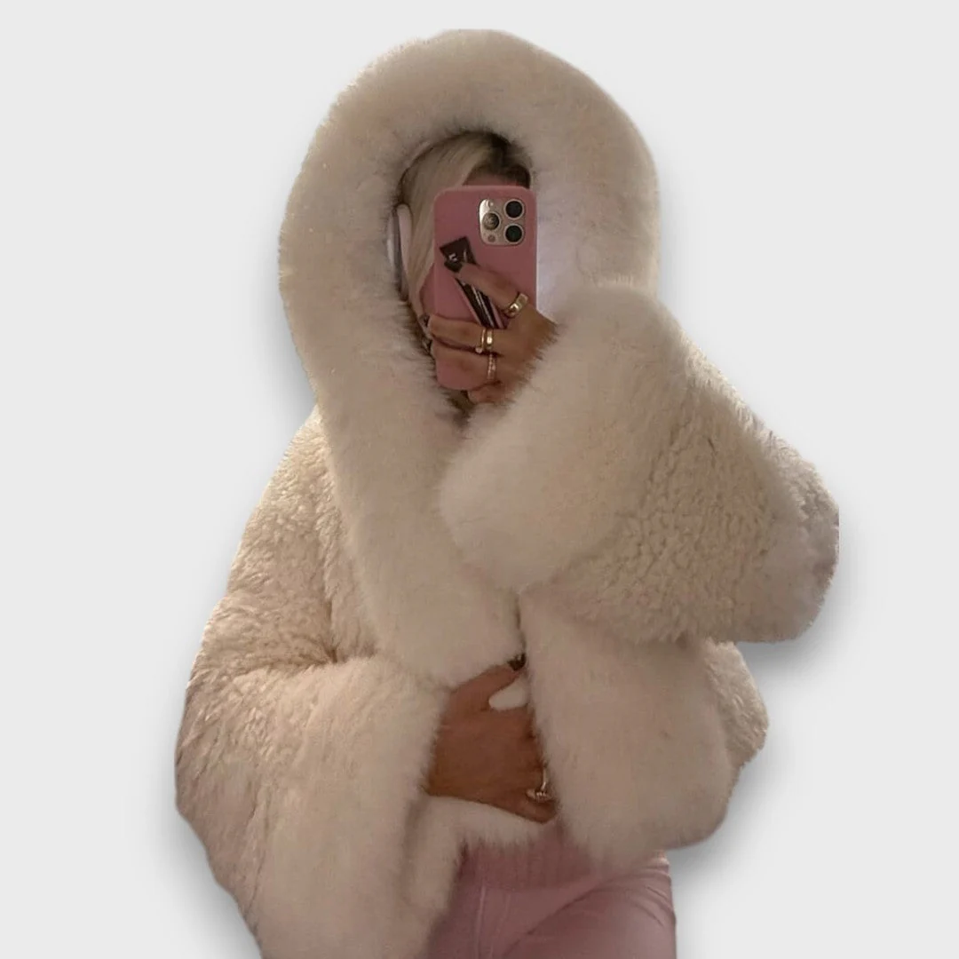 Noeline – Kurzjacke aus Kunstfell mit Kapuze - Image 2