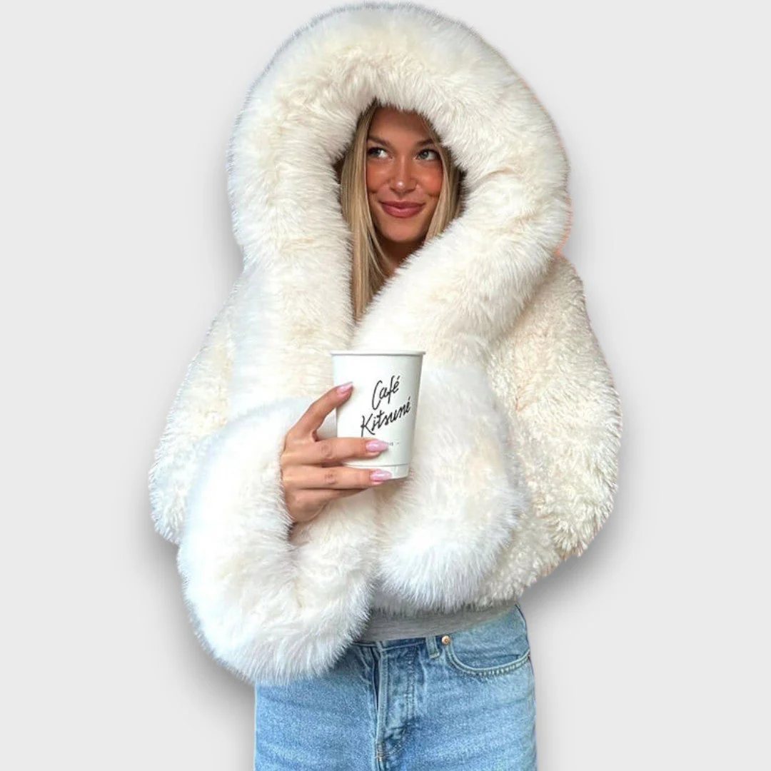 Noeline – Kurzjacke aus Kunstfell mit Kapuze - Image 3