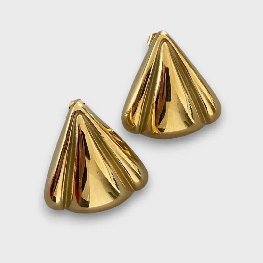 Nuna – Goldene Ohrstecker mit Skulptur-Charakter - Image 2