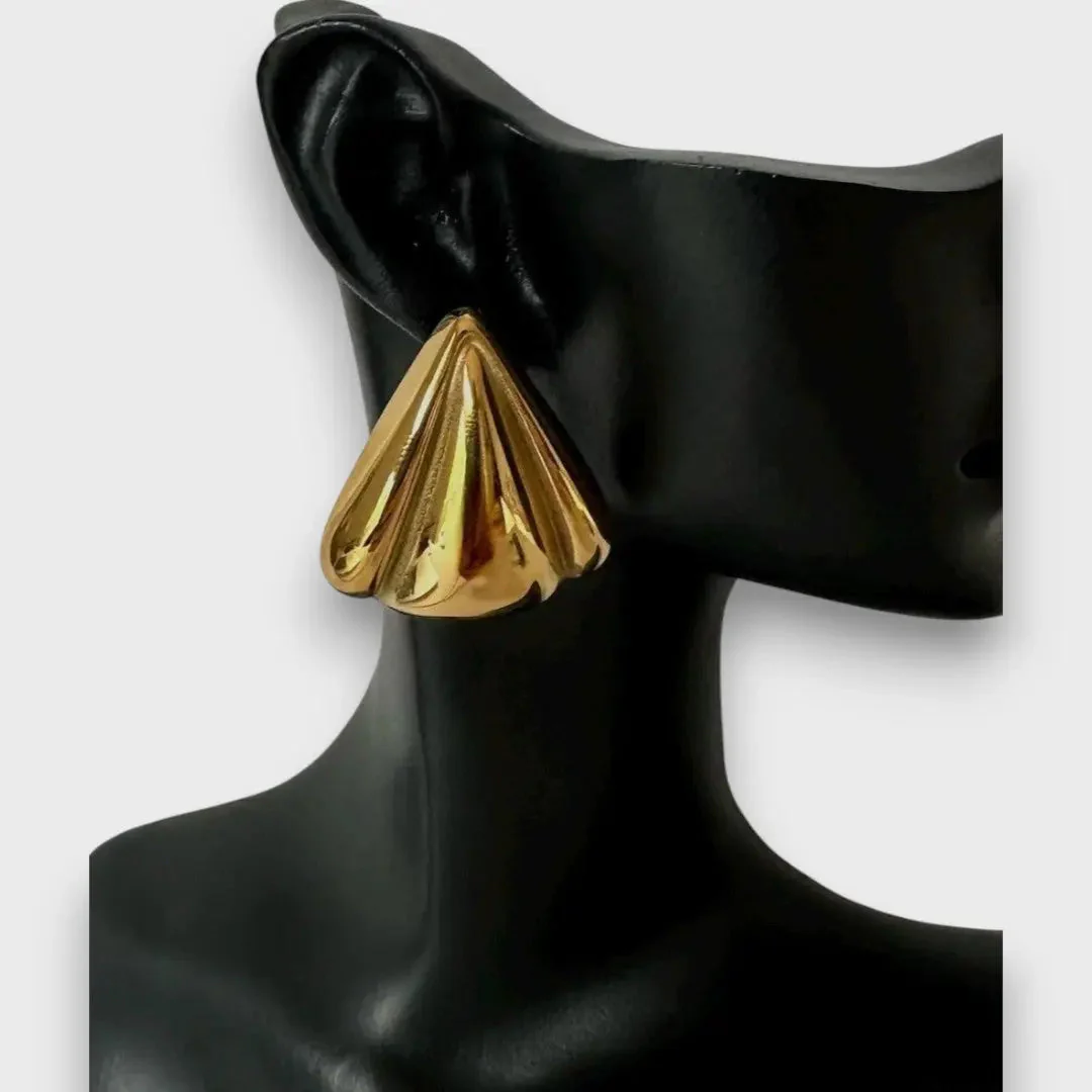 Nuna – Goldene Ohrstecker mit Skulptur-Charakter - Image 4