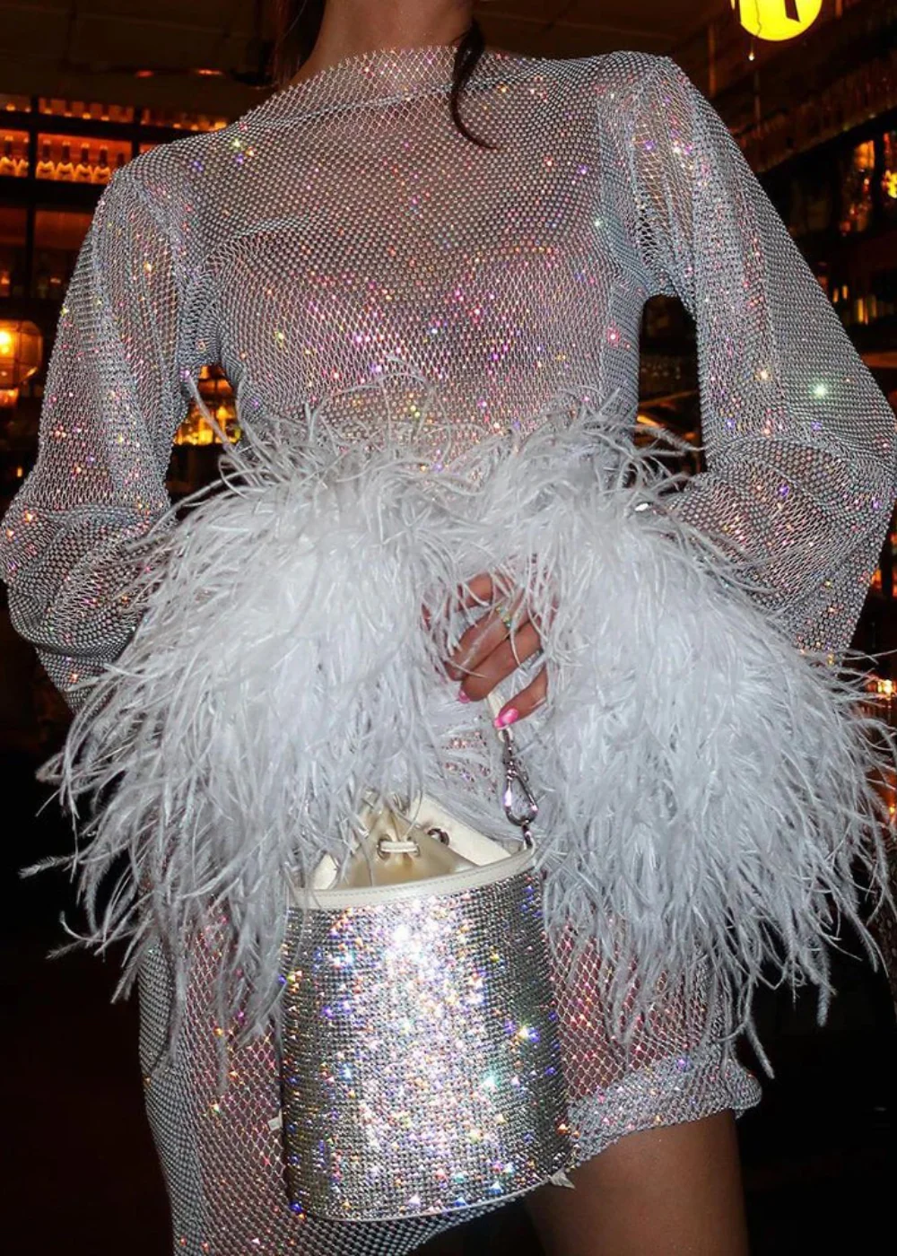 ODESSA | Metallisches Minikleid mit Transparenten Bündchen und Federn - Image 3