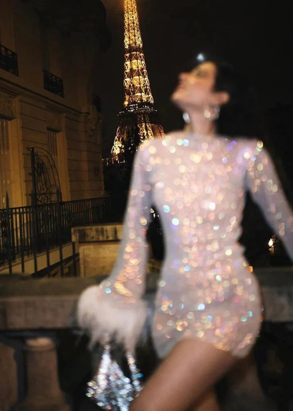 ODESSA | Metallisches Minikleid mit Transparenten Bündchen und Federn - Image 4