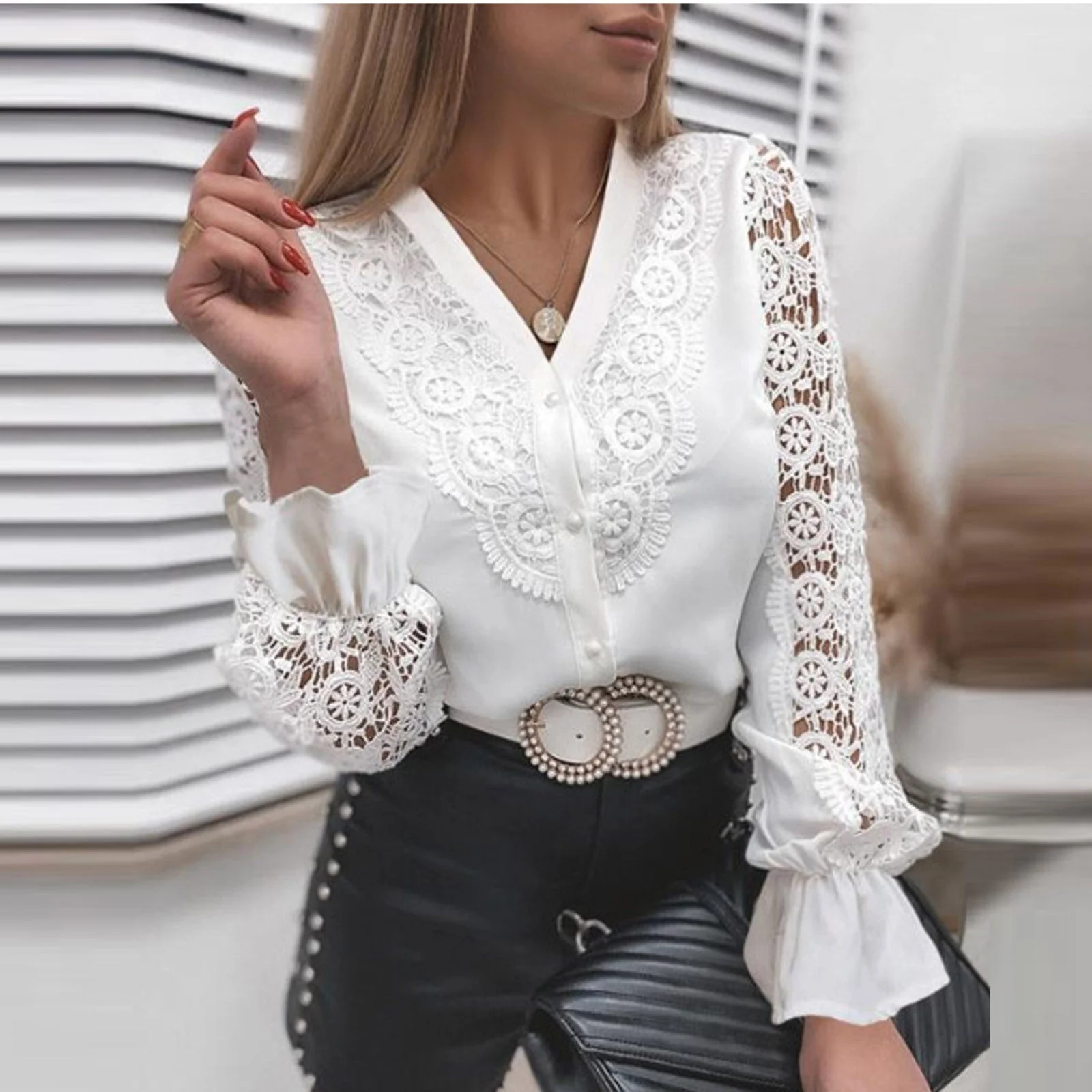 Oksana - Stilvolle Spitzenbluse für Damen - Image 3