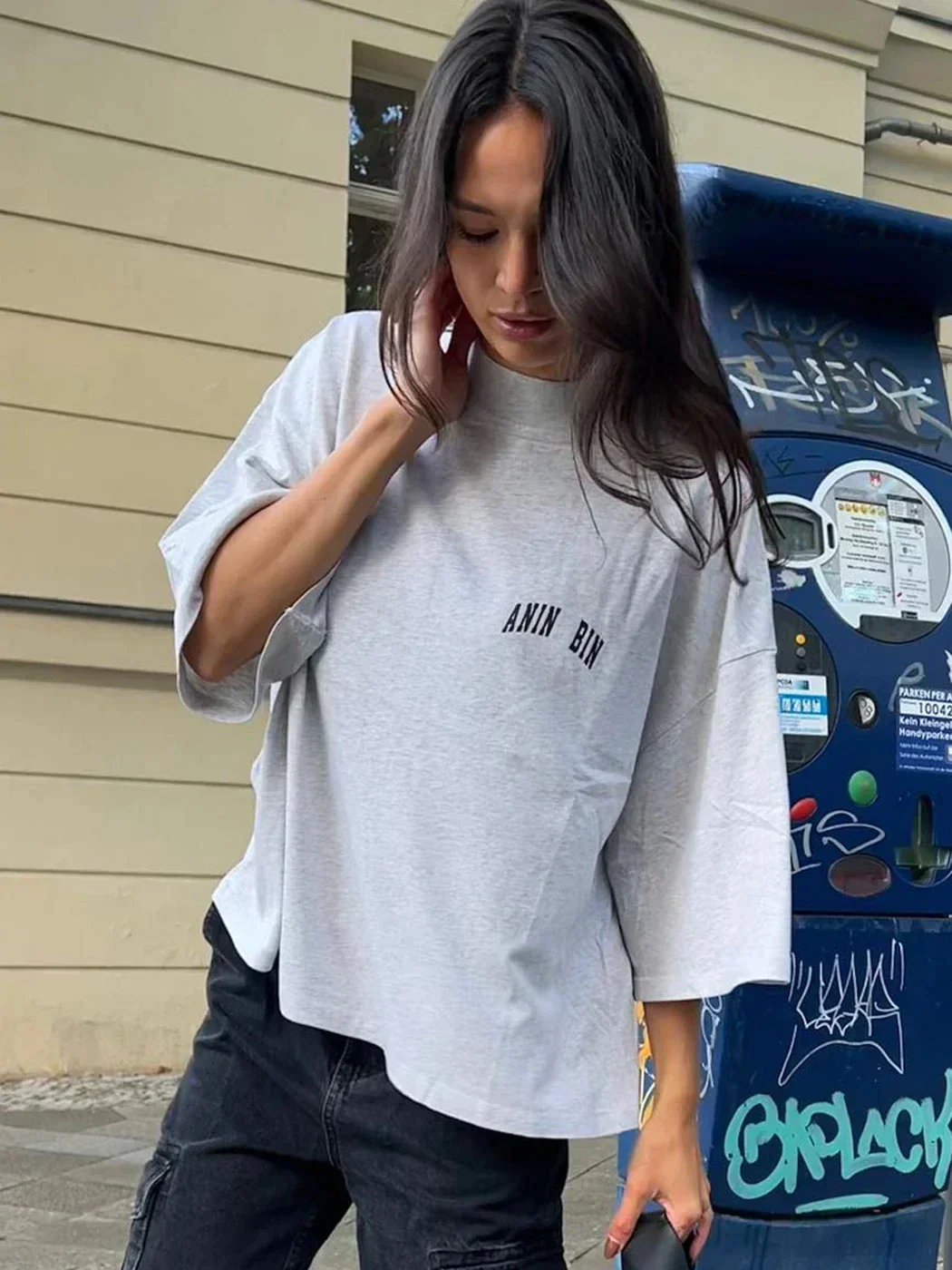 Oversized Damen T-Shirt in Grau mit kleinem Logo-Print - Image 2