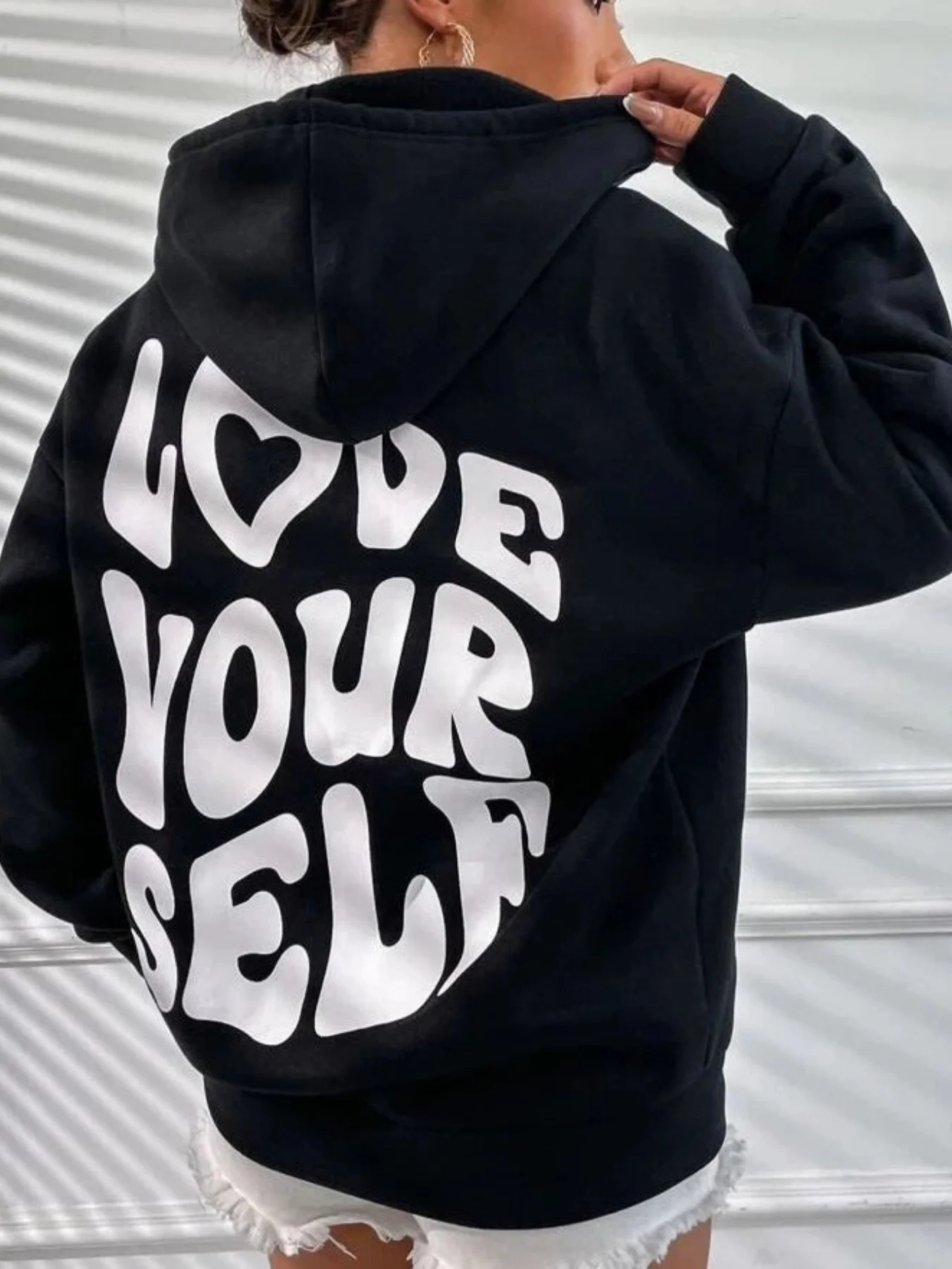 Oversized Hoodie Damen – Schwarzer Kapuzenpullover mit „Love Yourself“ Rückendruck - Image 2