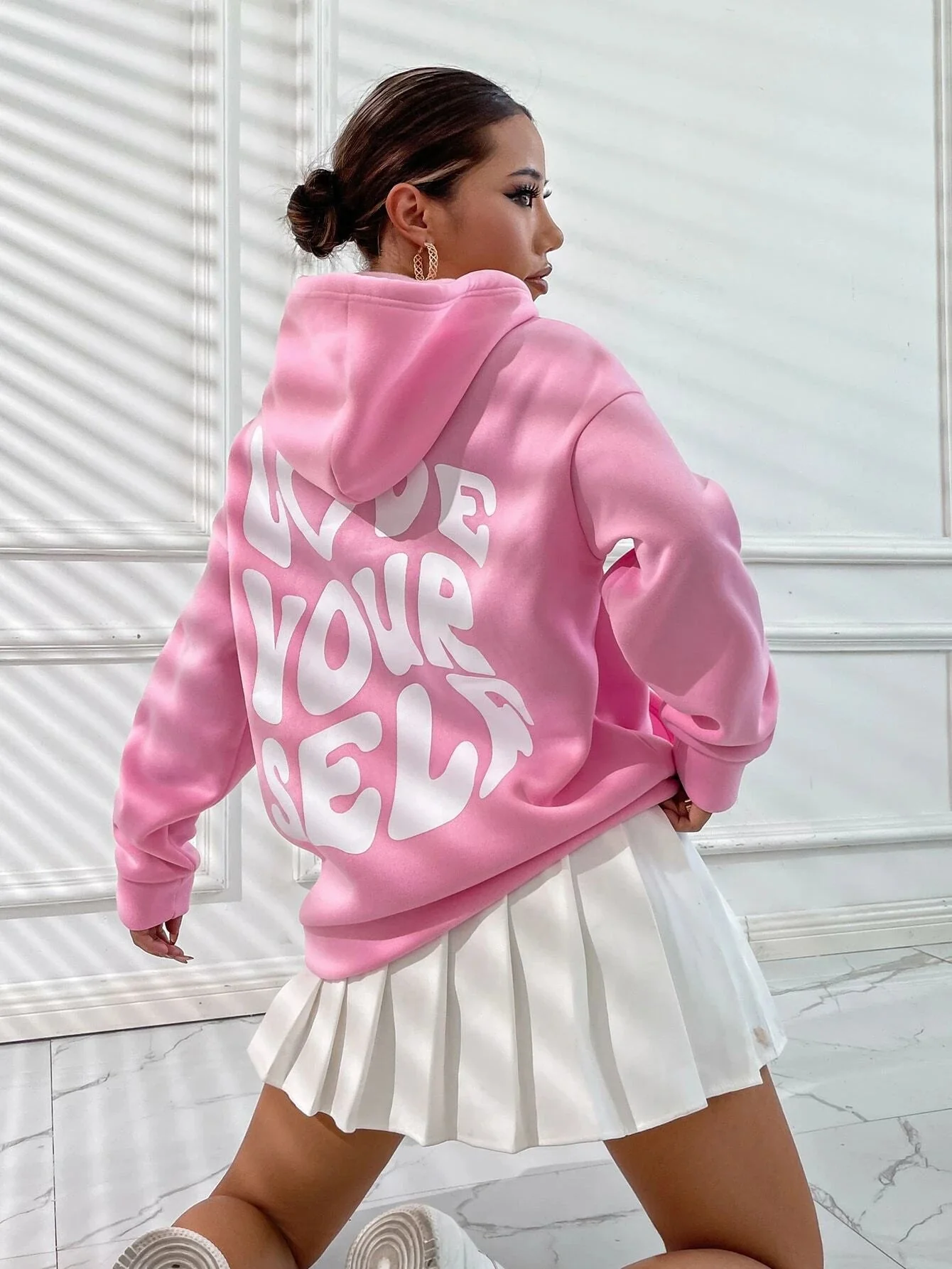 Oversized Hoodie Damen – Schwarzer Kapuzenpullover mit „Love Yourself“ Rückendruck - Image 4