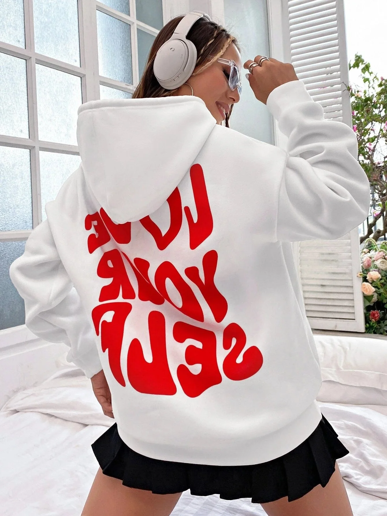 Oversized Hoodie Damen – Schwarzer Kapuzenpullover mit „Love Yourself“ Rückendruck - Image 5