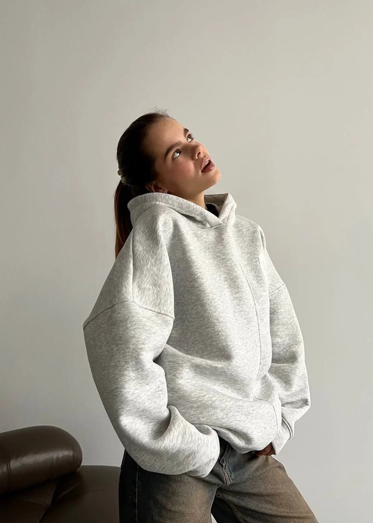 Oversized Hoodie mit abstraktem Rückendruck – Urban, Cozy & Ausdrucksstark - Image 2