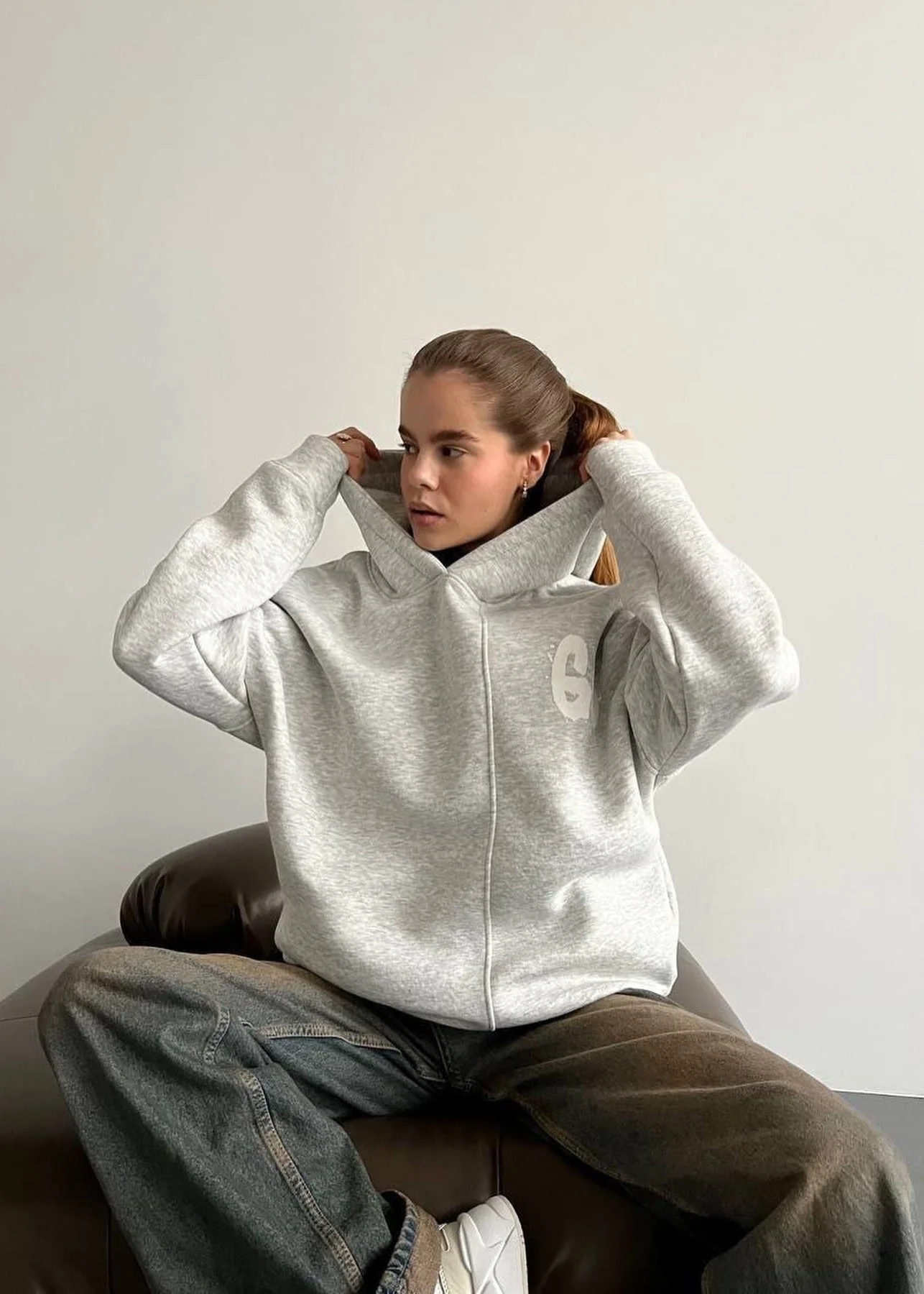 Oversized Hoodie mit abstraktem Rückendruck – Urban, Cozy & Ausdrucksstark - Image 4