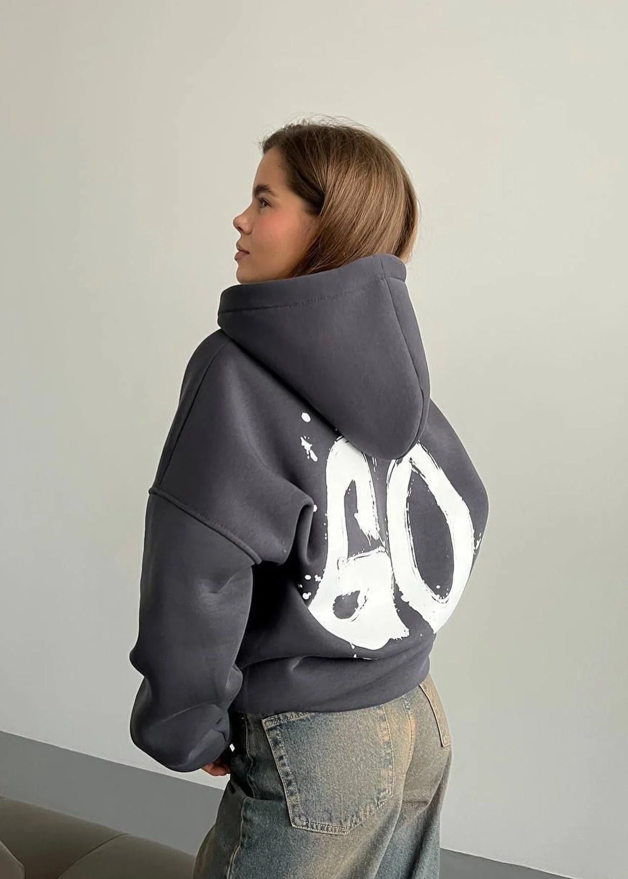 Oversized Hoodie mit abstraktem Rückendruck – Urban, Cozy & Ausdrucksstark - Image 7
