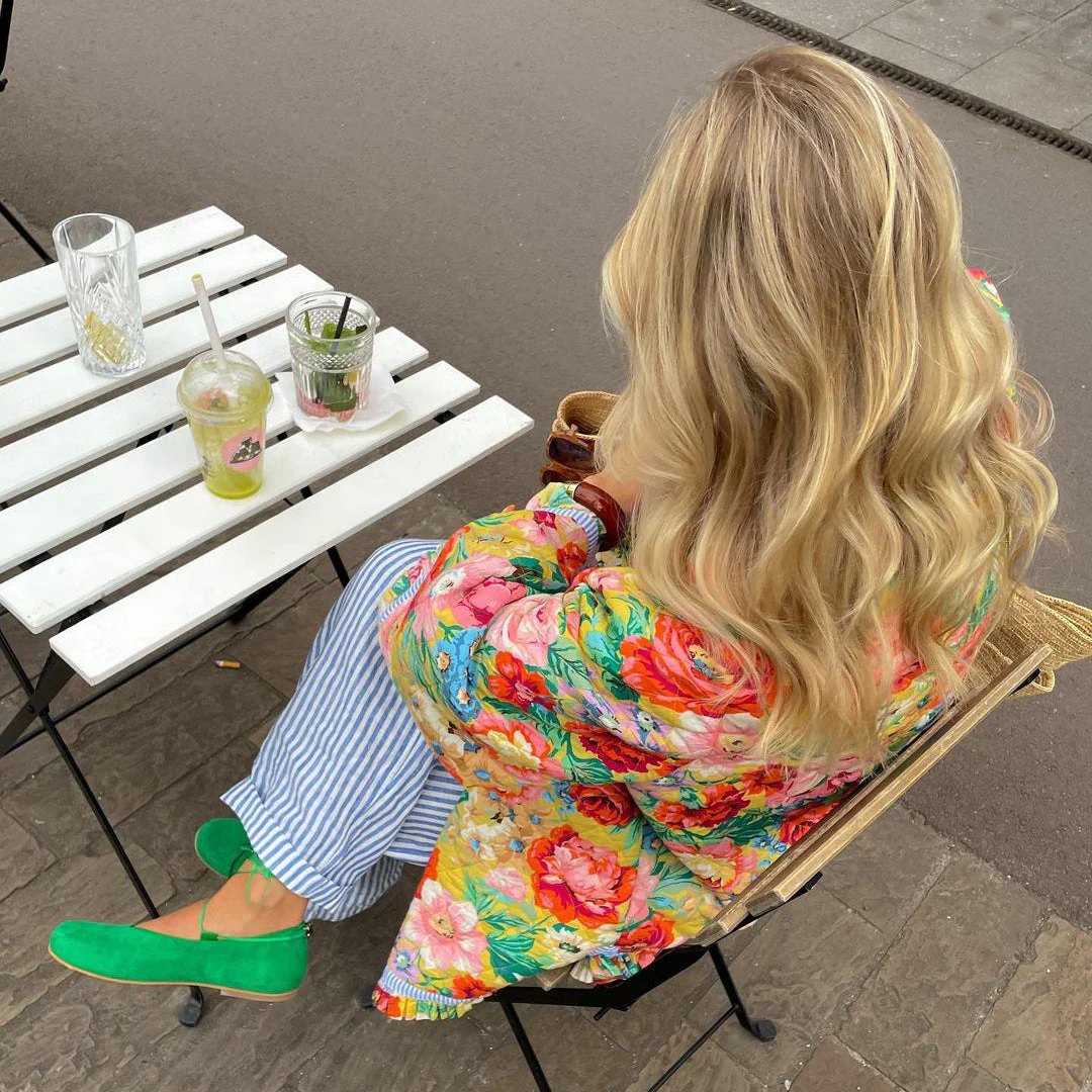 Paula – Lässige Damen Steppjacke mit floralem Muster und Rundhalsausschnitt - Image 2