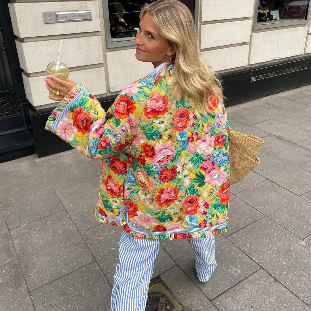 Paula – Lässige Damen Steppjacke mit floralem Muster und Rundhalsausschnitt - Image 3