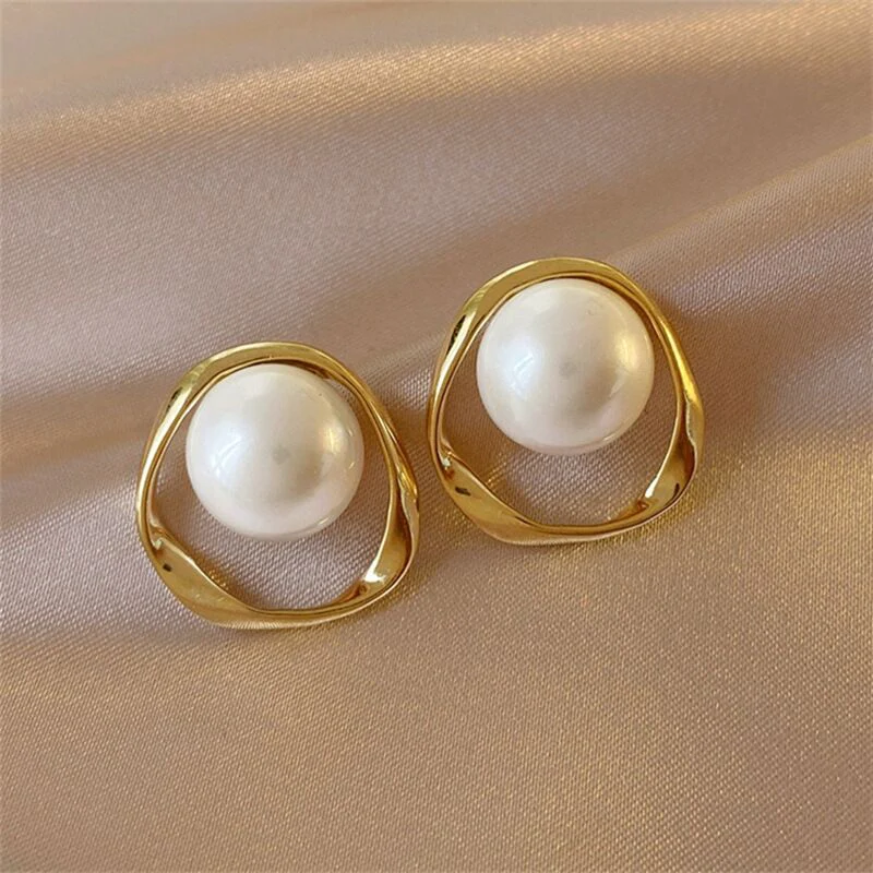 Perlen-Ohrringe in Gold - Image 2