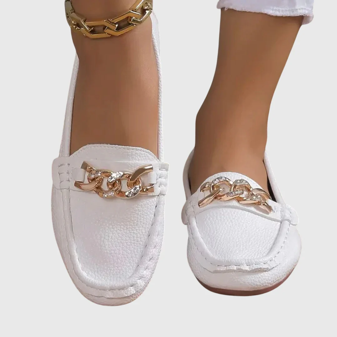 Regine | Damen Kettendetail Slip-On Loafer - Image 3