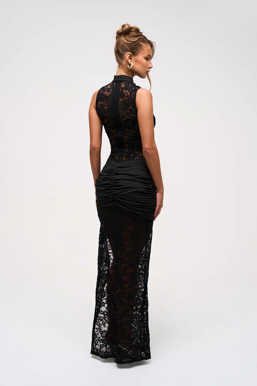 SARA  | Langes Spitzenkleid mit V-Ausschnitt - Image 3
