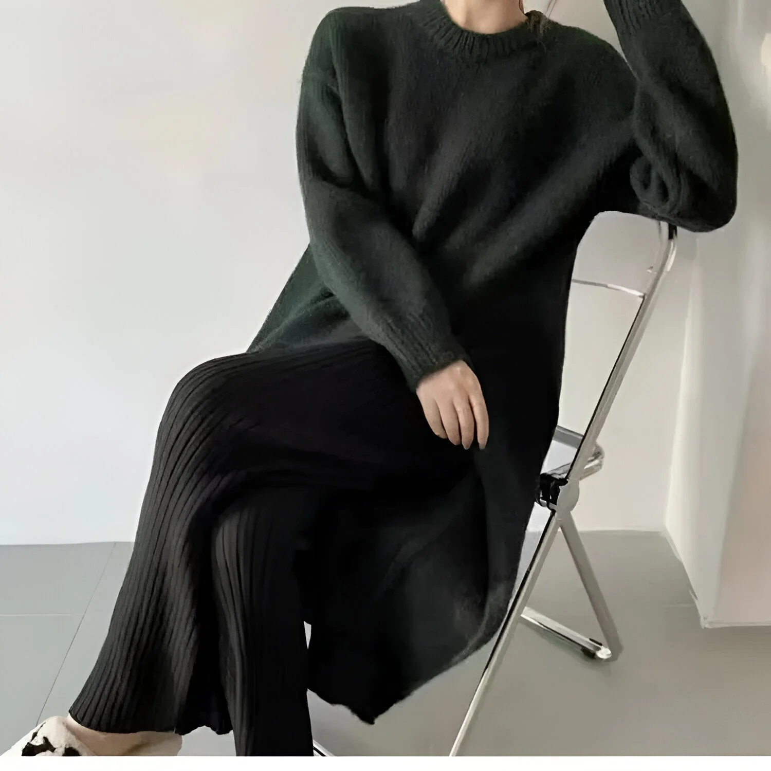 Saskia | Bequemes und stylisches Strickkleid mit V-Ausschnitt - Image 8