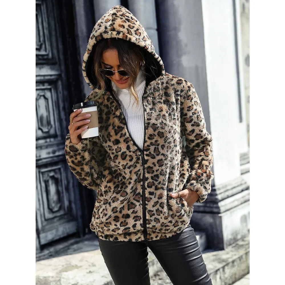Scarlett | Kuschelige Jacke aus Leopard-Plüsch - Image 2