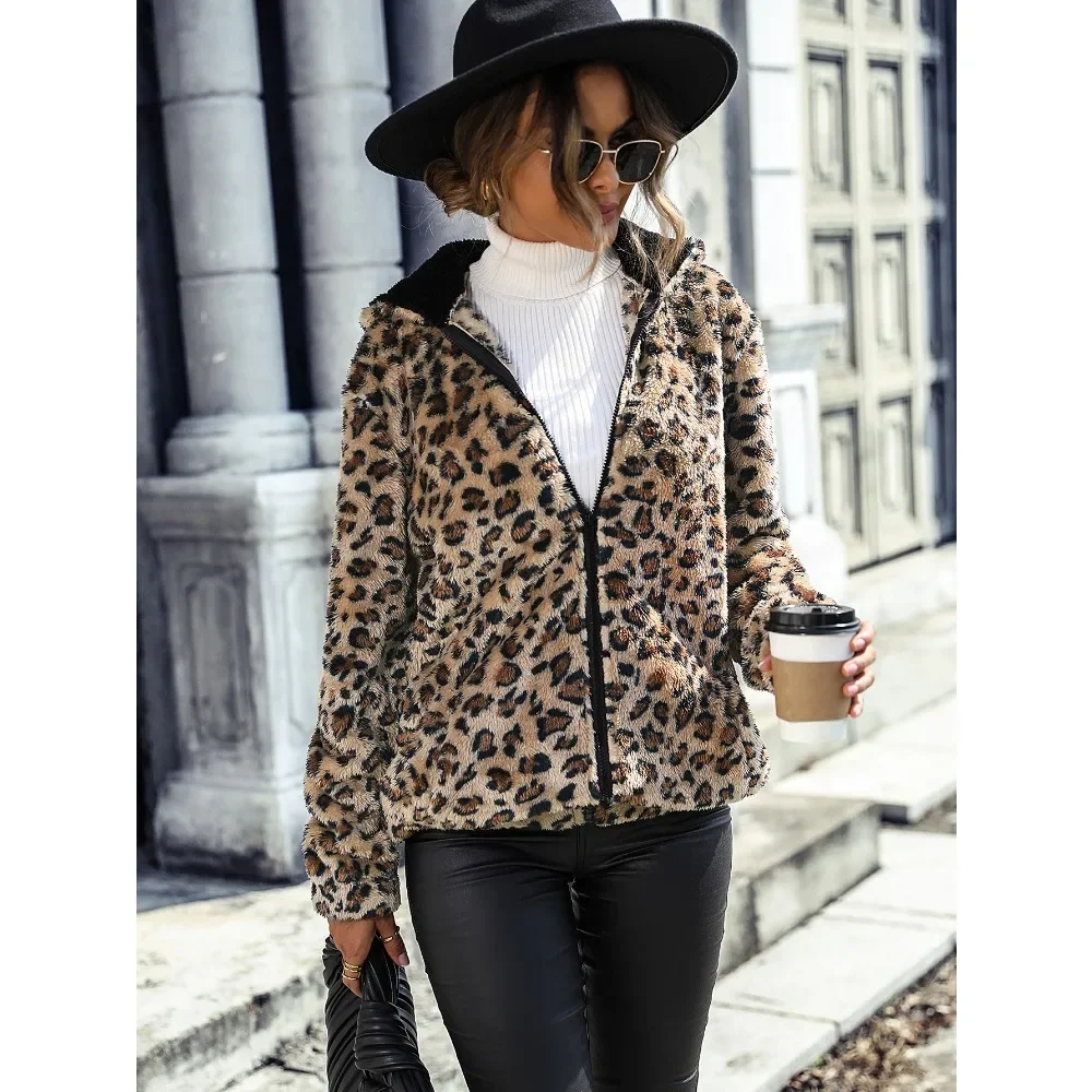 Scarlett | Kuschelige Jacke aus Leopard-Plüsch - Image 3