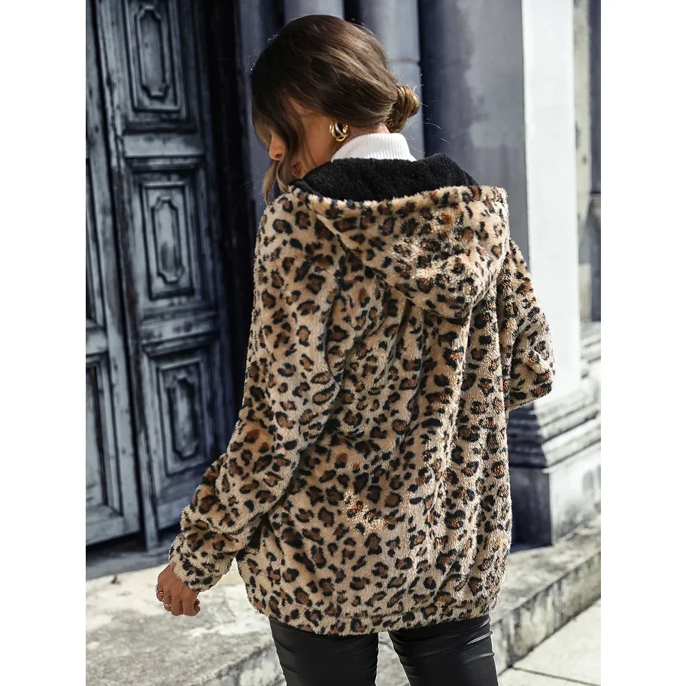 Scarlett | Kuschelige Jacke aus Leopard-Plüsch - Image 4
