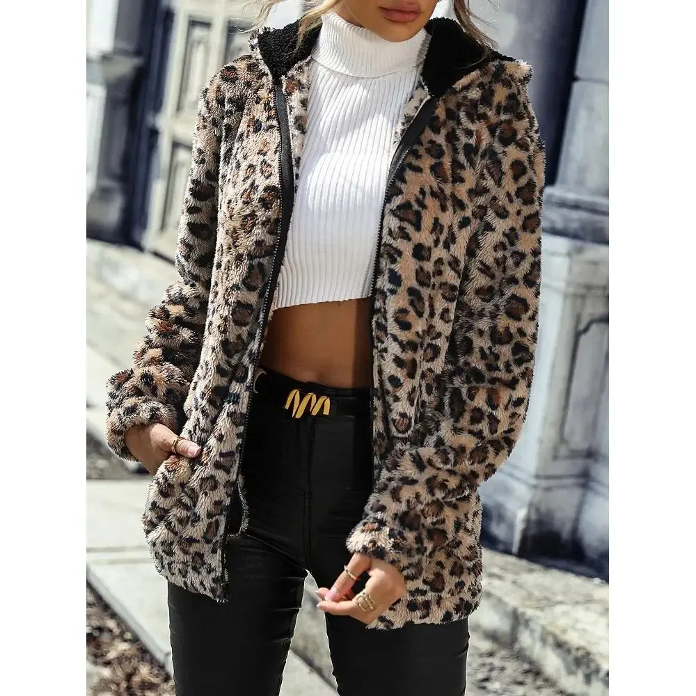Scarlett | Kuschelige Jacke aus Leopard-Plüsch - Image 5