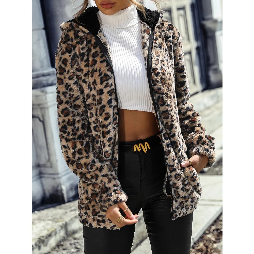 Scarlett | Kuschelige Jacke aus Leopard-Plüsch - Image 6