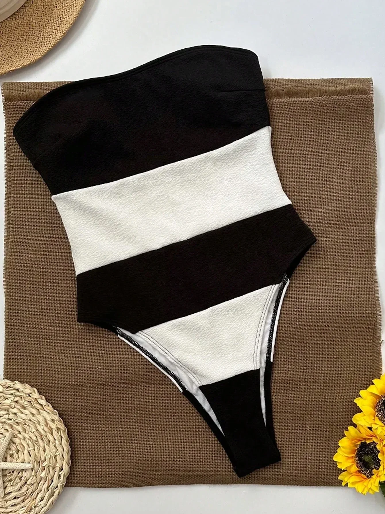 Schulterfreier Einteiler mit Kontraststreifen & High-Leg Cut - Image 2