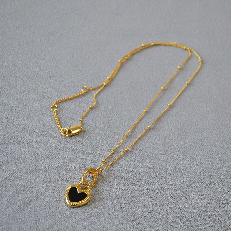 Schwarz-weiße Herz-Halskette in Gold - Image 3