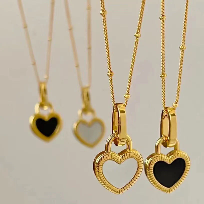 Schwarz-weiße Herz-Halskette in Gold - Image 4