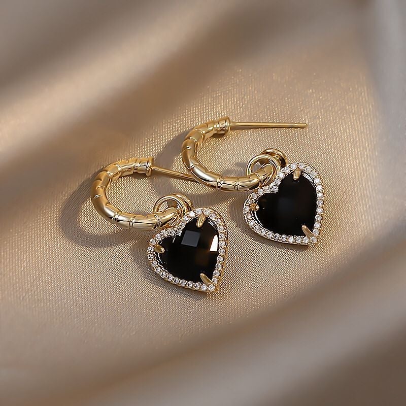 Schwarze Herz-Ohrringe in Gold - Image 2