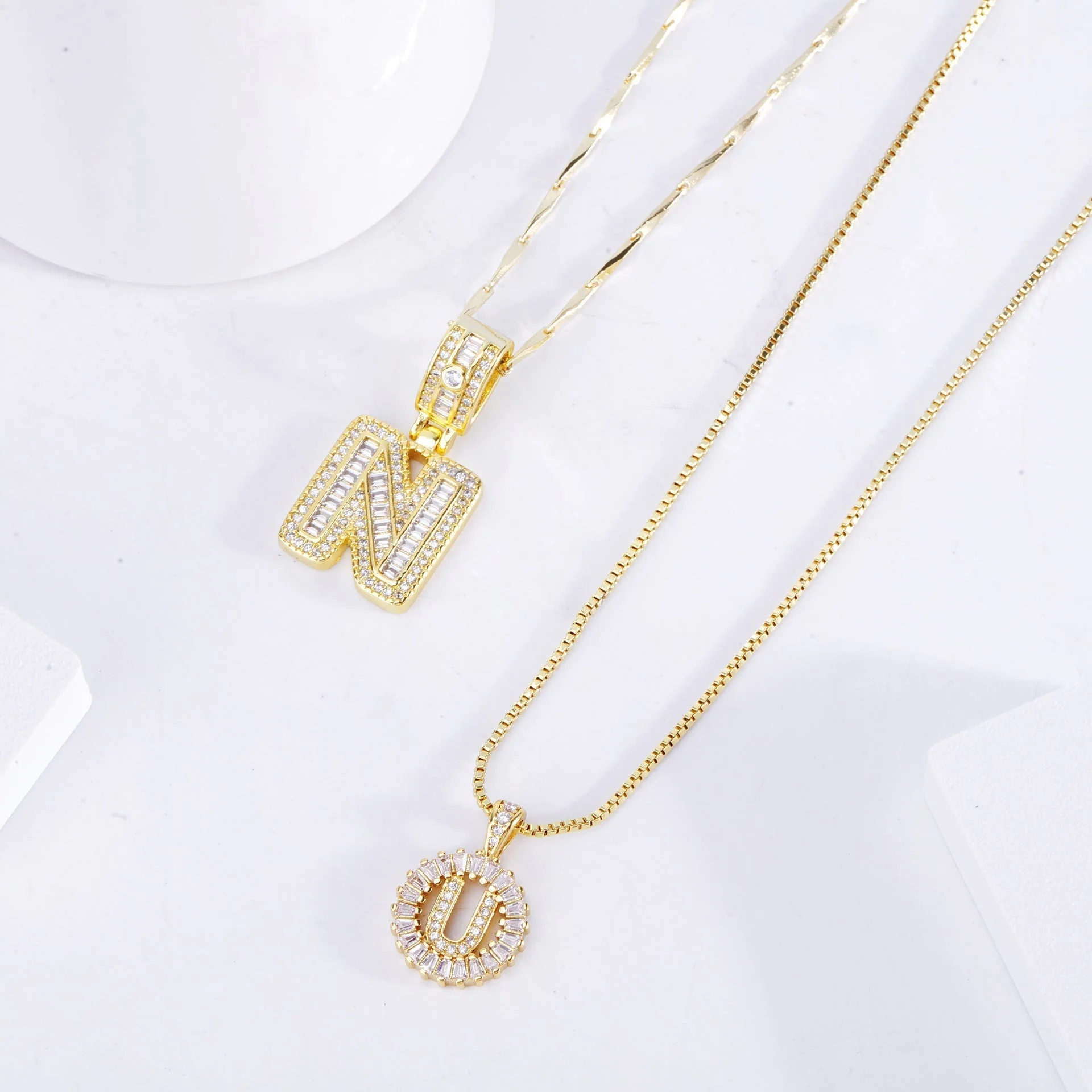 Set von Pavé Buchstaben-Anhängern | Gold - Image 2