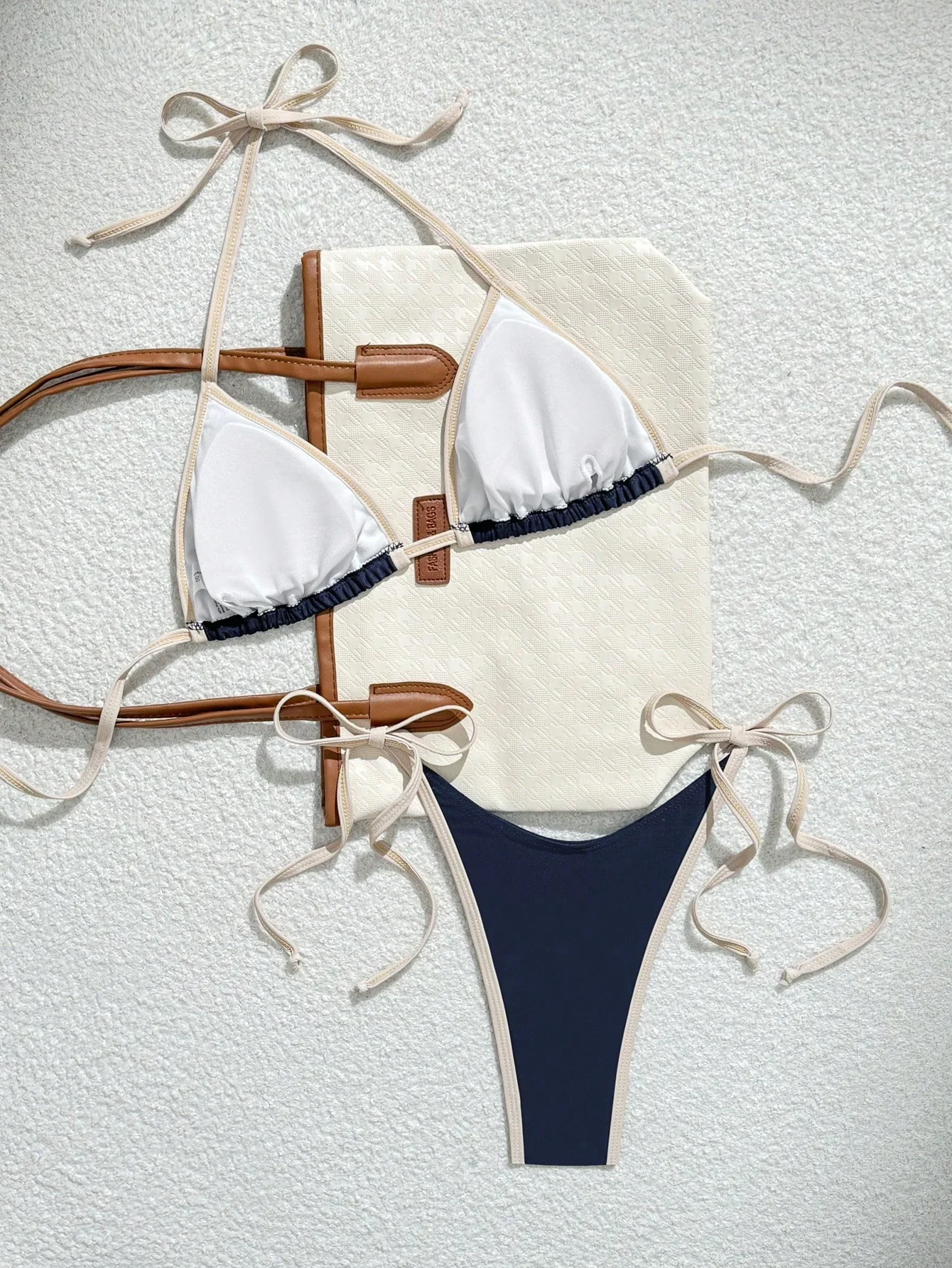 Sexy Triangel-Bikini in Marineblau mit Kontrast-Saum – Minimalistisches 2-teiliges Set zum Schnüren - Image 3