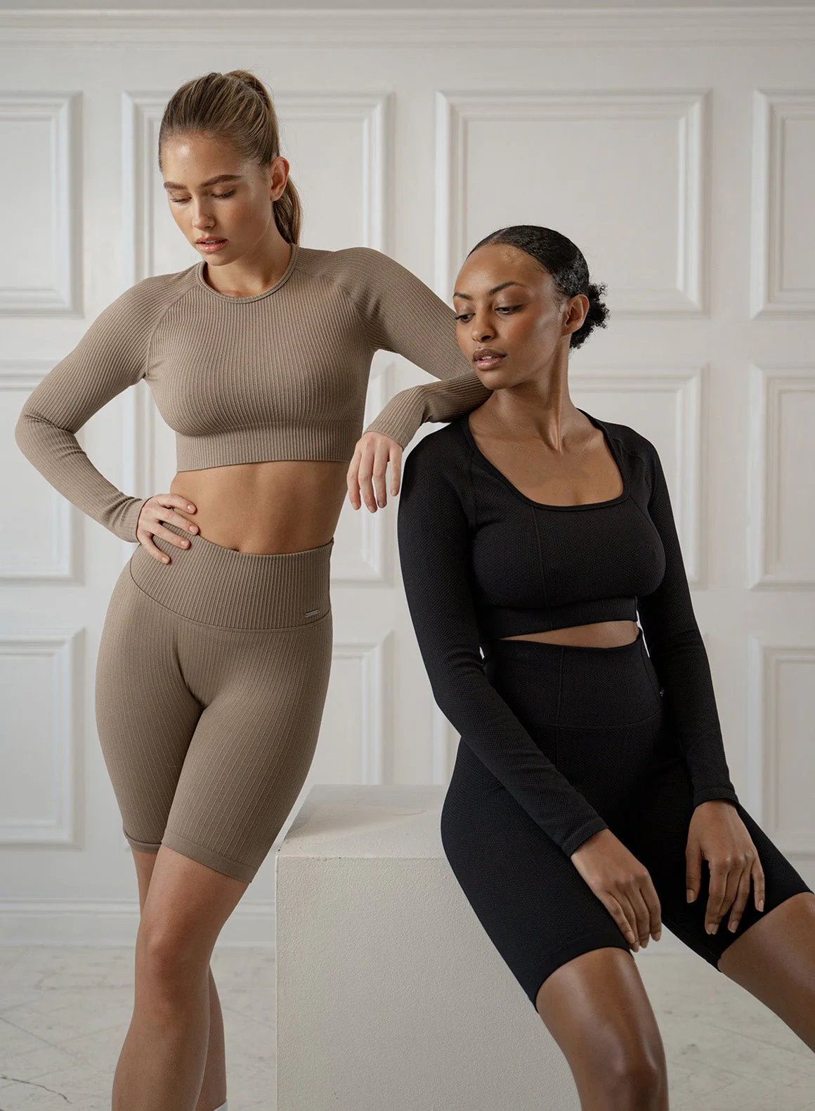 Sienna | Nahtloses Crop Longsleeve in Espresso - Image 2