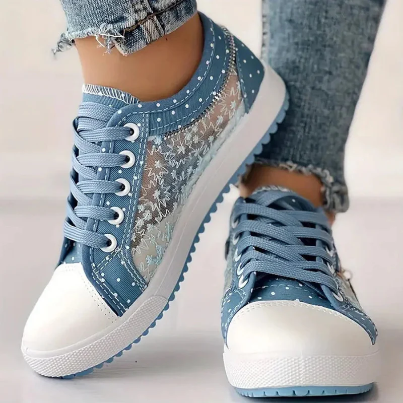 Sneaker mit Mesh-Einsätzen, Blumenstickerei und Zieranhänger