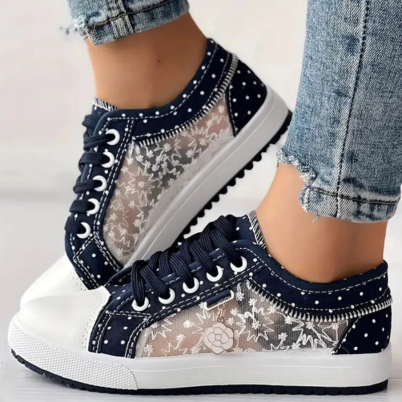 Sneaker mit Mesh-Einsätzen, Blumenstickerei und Zieranhänger - Image 10