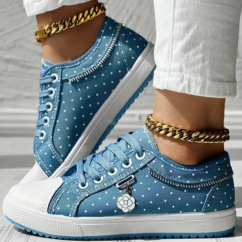 Sneaker mit Mesh-Einsätzen, Blumenstickerei und Zieranhänger - Image 11